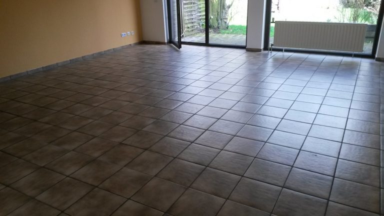 fliesen-sanierung1.jpeg alter fliesenboden vor der sanierung