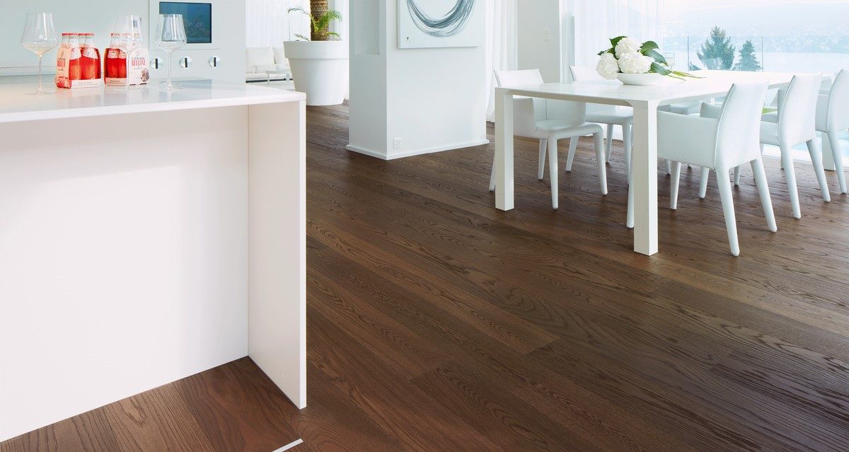 moderne Küche mit dunklem Parkettboden